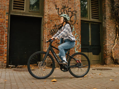 woman-ebiking-in-ottawa-on-aventon-soltera-3-adv-lightweight-e-bike